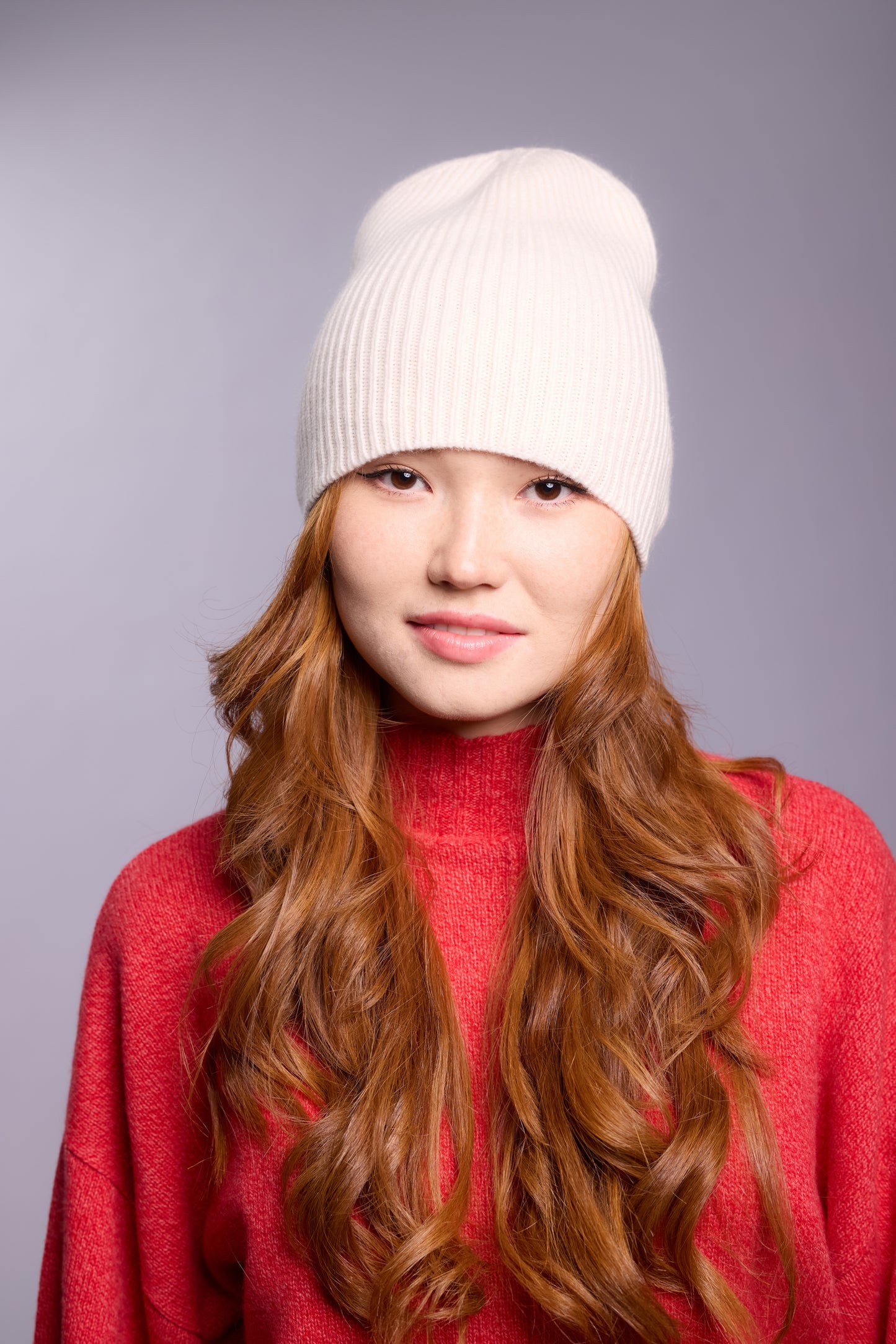 The cashmere hat features a snug fit with a vertically ribbed texture, providing a stylish yet minimalist design. The clean silhouette and classic ribbing make it a versatile accessory suitable for various casual or semi-formal outfits.
