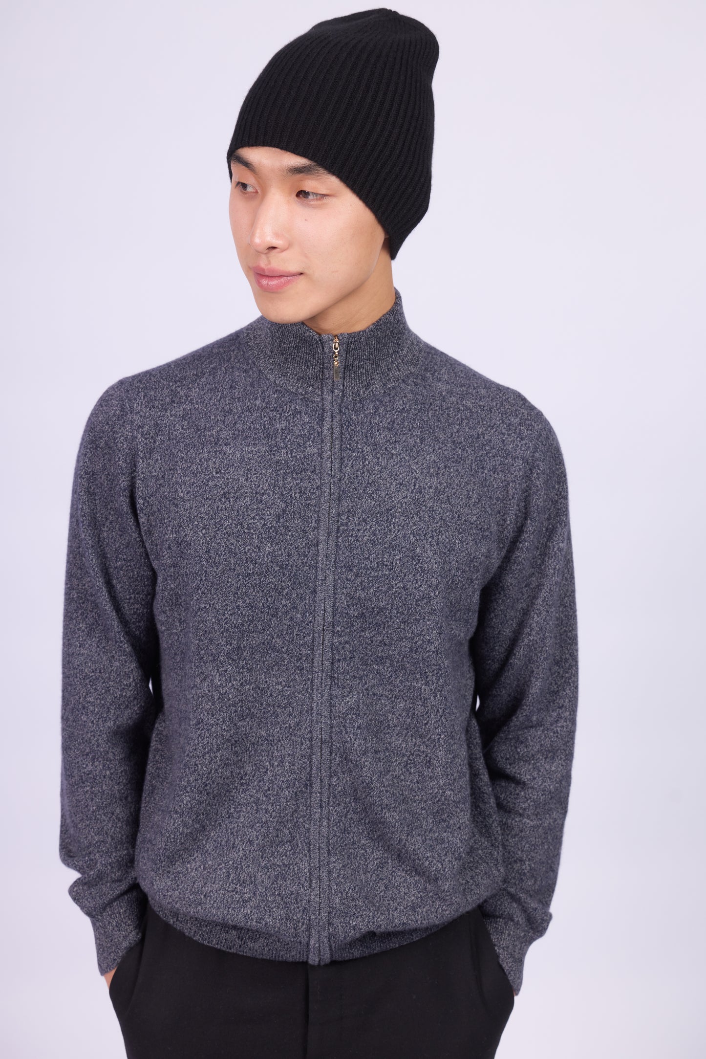The cashmere hat features a snug fit with a vertically ribbed texture, providing a stylish yet minimalist design. The clean silhouette and classic ribbing make it a versatile accessory suitable for various casual or semi-formal outfits.