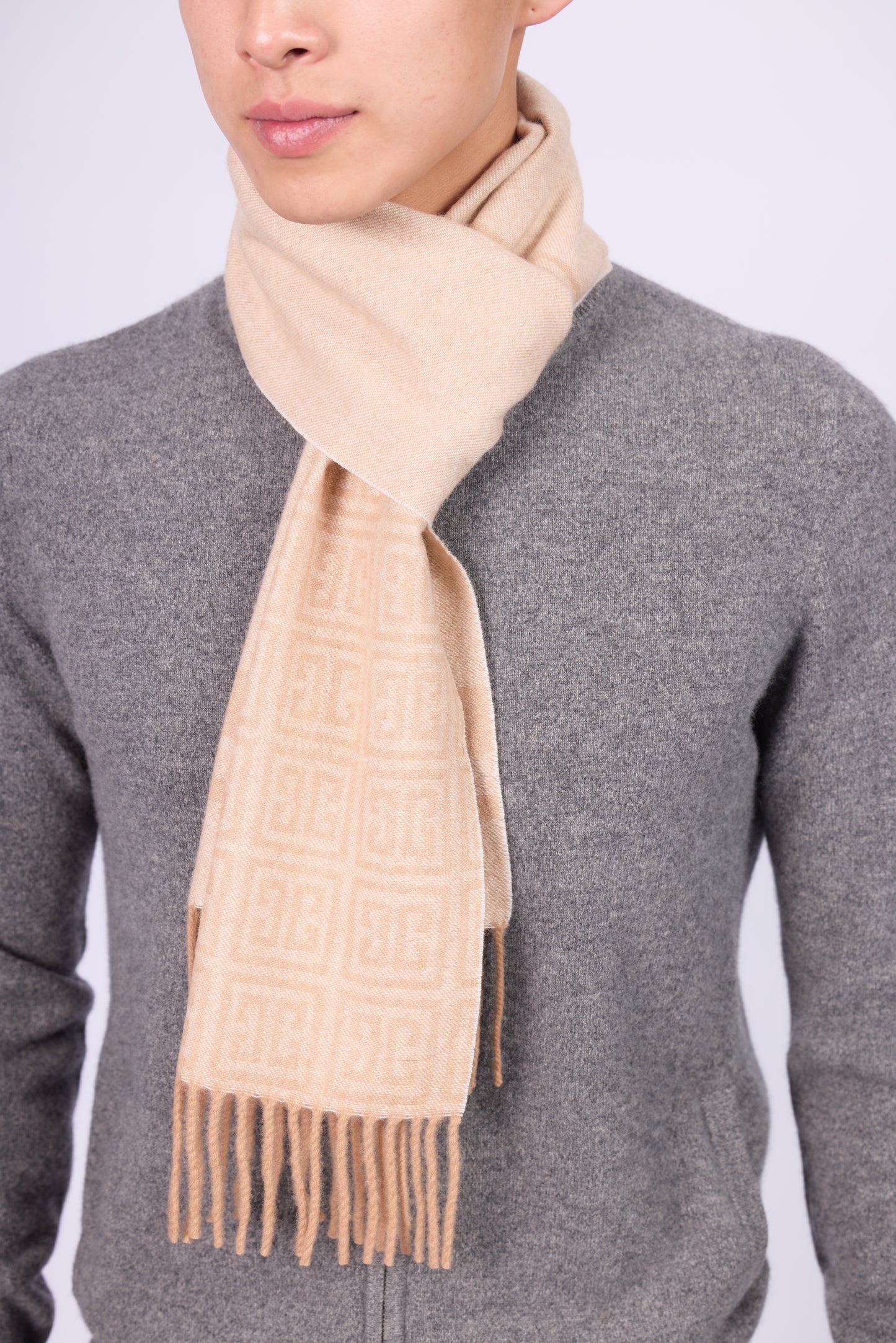 This scarf is a unisex 100% cashmere woven scarf, featuring a classic plaid pattern.