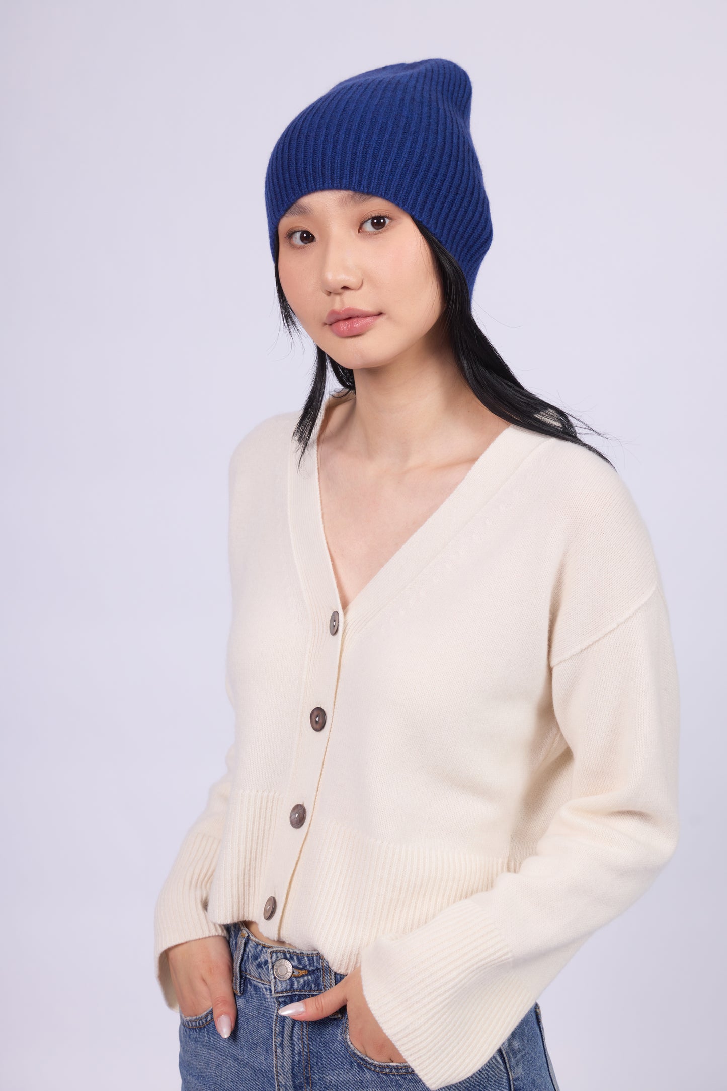 The cashmere hat features a snug fit with a vertically ribbed texture, providing a stylish yet minimalist design. The clean silhouette and classic ribbing make it a versatile accessory suitable for various casual or semi-formal outfits.