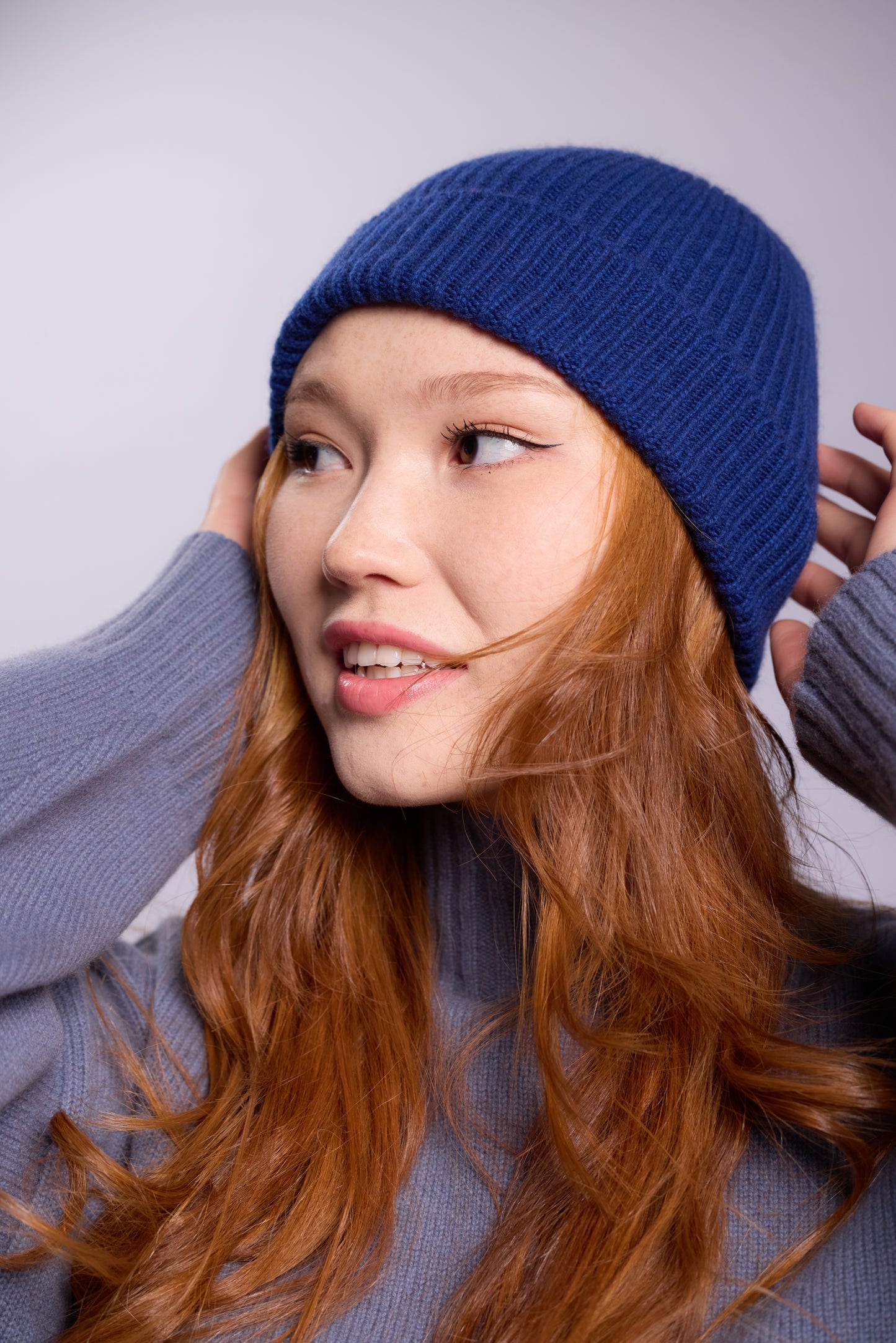 The cashmere hat features a snug fit with a vertically ribbed texture, providing a stylish yet minimalist design. The clean silhouette and classic ribbing make it a versatile accessory suitable for various casual or semi-formal outfits.