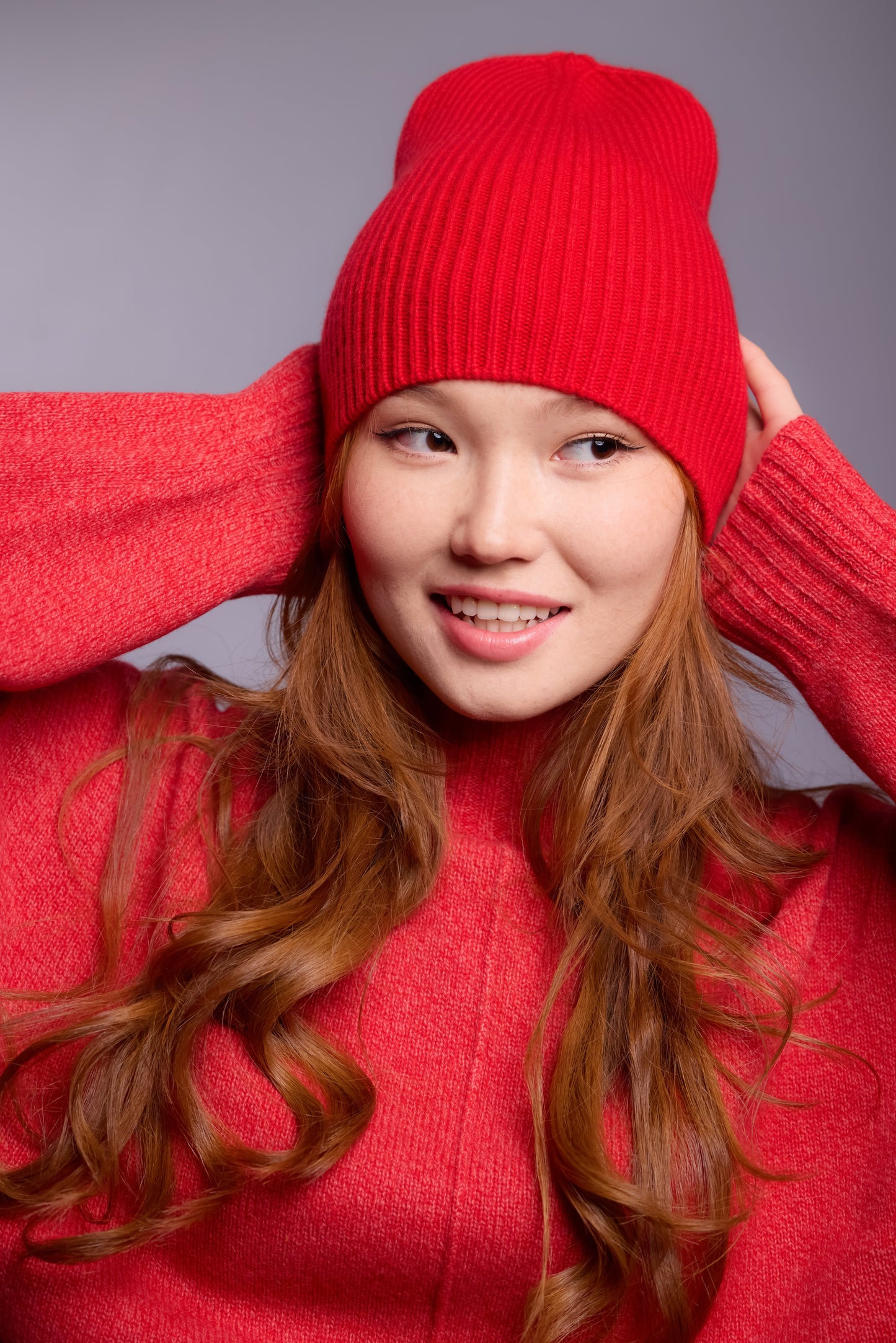 The cashmere hat features a snug fit with a vertically ribbed texture, providing a stylish yet minimalist design. The clean silhouette and classic ribbing make it a versatile accessory suitable for various casual or semi-formal outfits.