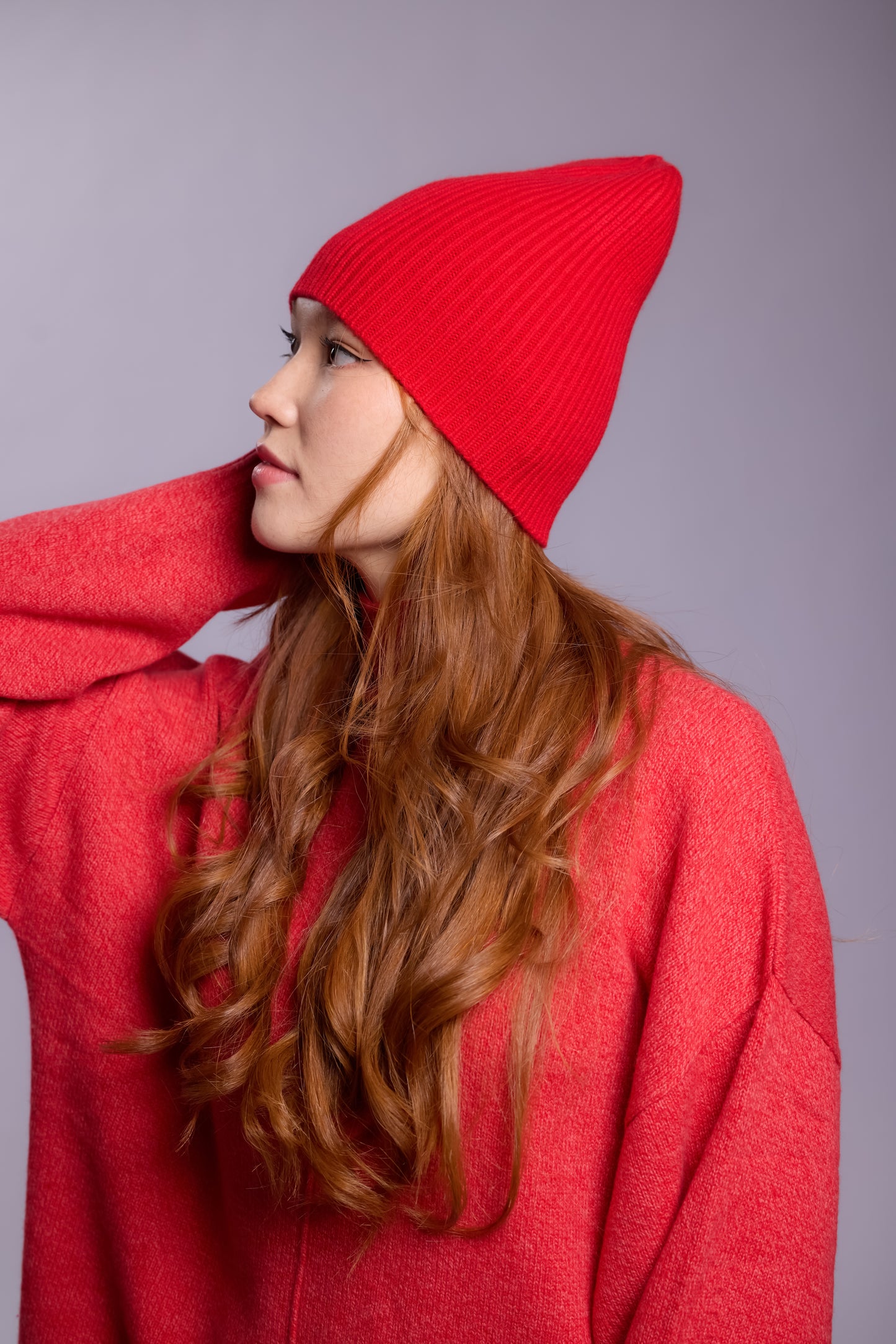 The cashmere hat features a snug fit with a vertically ribbed texture, providing a stylish yet minimalist design. The clean silhouette and classic ribbing make it a versatile accessory suitable for various casual or semi-formal outfits.