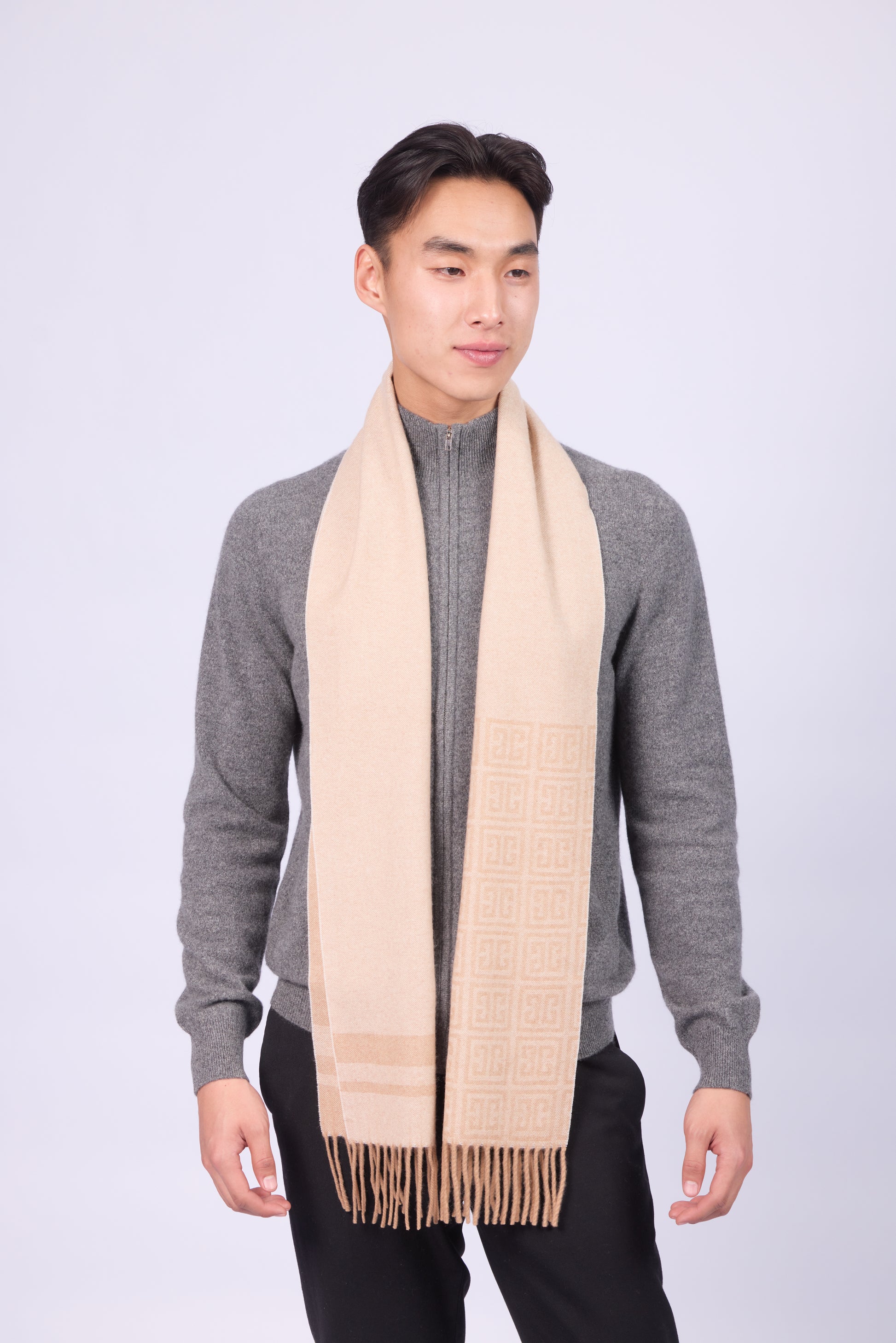 This scarf is a unisex 100% cashmere woven scarf, featuring a classic plaid pattern.